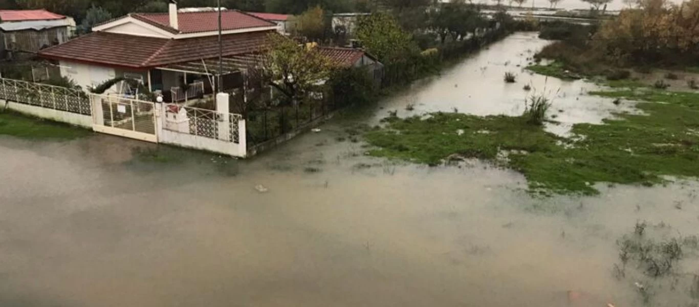 «Πνίγηκε» το επιτελικό κράτος: Απεγκλωβίζουν κατοίκους με βάρκες στη Λαμία - Τεράστιες καταστροφές σε όλη την Ελλάδα